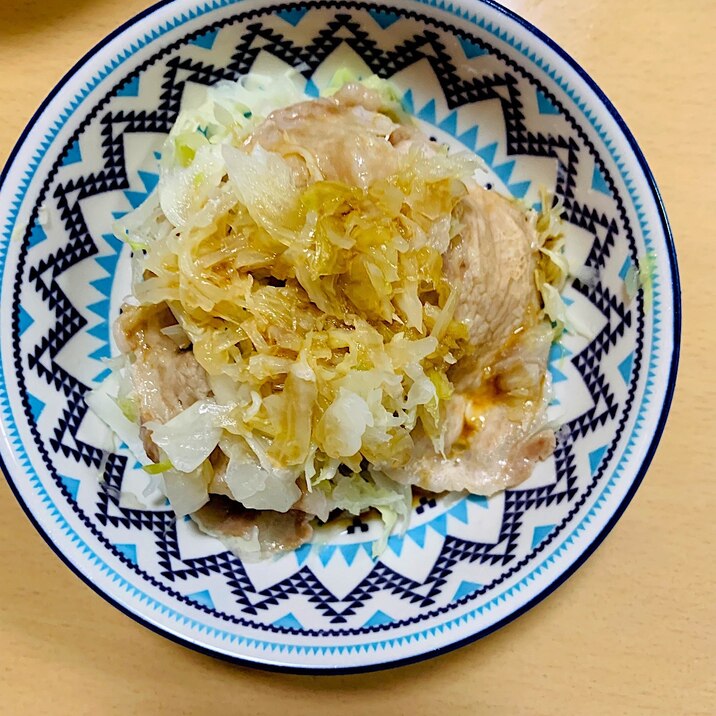 フライパンで簡単!千切りキャベツと豚肉蒸し